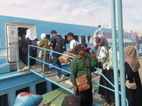 Ratusan santri asal Pulau Bawean Gresik mendominasi saat akan pulang ke kampung halamannya.(istimewa)