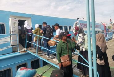 Ratusan santri asal Pulau Bawean Gresik mendominasi saat akan pulang ke kampung halamannya.(istimewa)