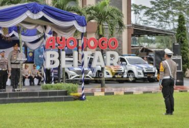Kapolres Blitar AKBP Arif Fazlurrahman memimpin Apel Gelar Pasukan pelaksanaan Operasi Keselamatan Semeru 2025 di halaman Mapolres Blitar. (blok-a.com/Fajar)