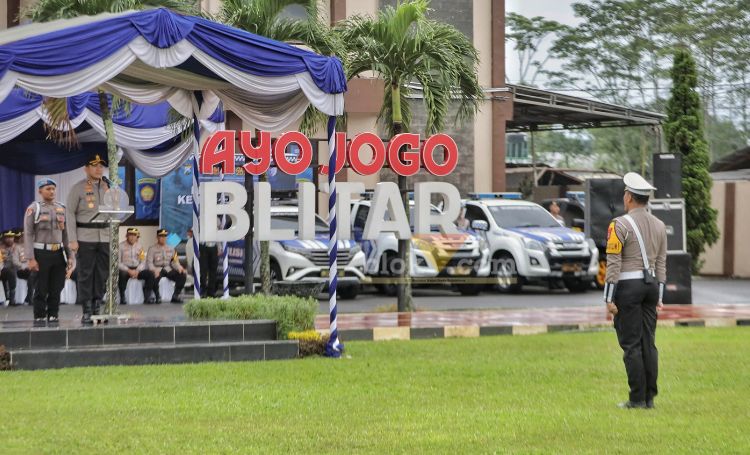 Kapolres Blitar AKBP Arif Fazlurrahman memimpin Apel Gelar Pasukan pelaksanaan Operasi Keselamatan Semeru 2025 di halaman Mapolres Blitar. (blok-a.com/Fajar)