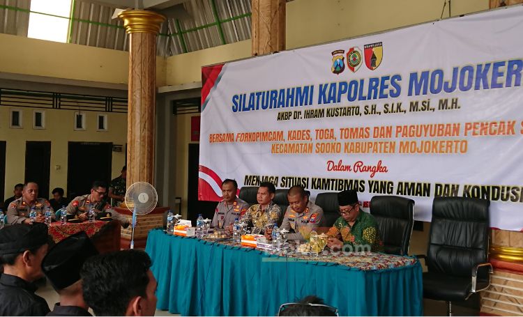 Kapolres Mojokerto AKBP Ihram Kustarto saat bersama Forkopimca Sooko .(Blok-a.com/Syahrul Wijaya)