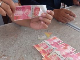 Barang bukti uang palsu pecahan seratus ribu rupiah ditunjukkan oleh pegawai lapas.(blok-a.com/Syahrul Wijaya)