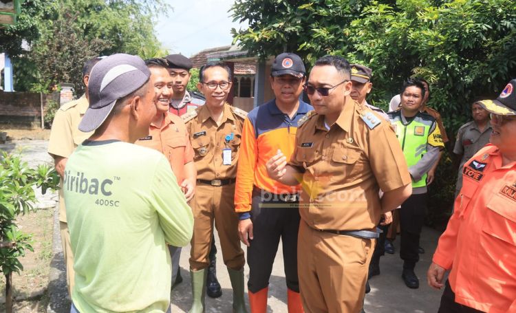 Wakil bupati Mojokerto dr. Muhammad Rizal Oktavian dalam kunjungan kerjanya di lokasi banjir.(blok-a.com/Syahrul Wijaya)