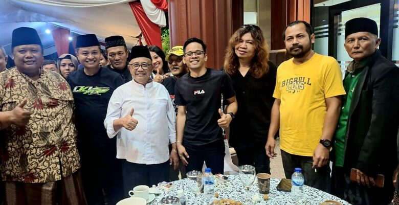 FOTO : Bupati Blitar Rijanto dan Wakil Bupati Beky Herdihansah dalam acara ngabuburit dan buka bersama di Alon-alon Kanigoro Kabupaten Blitar. (blok-a.com/Fajar)