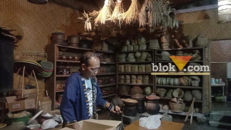Ki Demang pengelola Kampung Budaya Polowijen (Mahasiswa Magang Unitri)