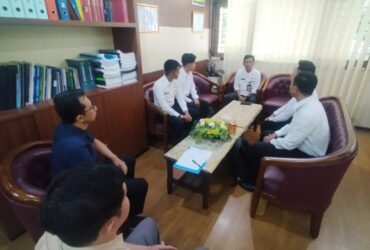 Penyerahan SK pengangkatan CPNS yang diserahkan secara langsung oleh Kepala BKPSDM Kota Malang, Totok Kasianto (dok/BKPSDM for blok-a.com)
