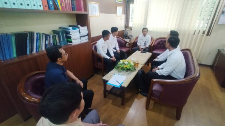 Penyerahan SK pengangkatan CPNS yang diserahkan secara langsung oleh Kepala BKPSDM Kota Malang, Totok Kasianto (dok/BKPSDM for blok-a.com)