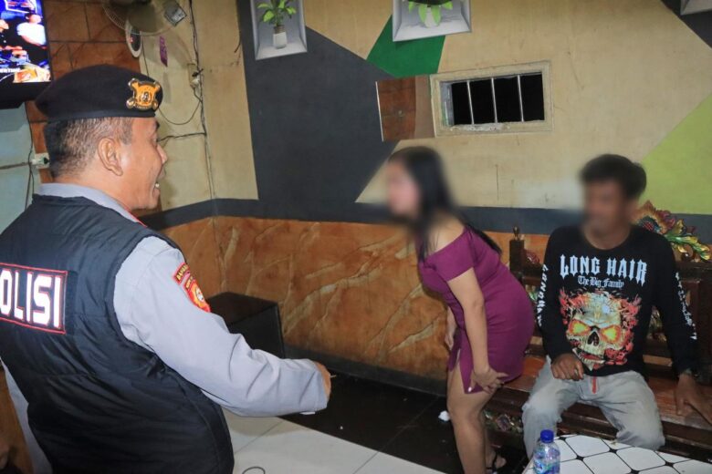 LC dan pengunjung di kafe di Kabupaten Malang saat razia Polres Malang di bulan Ramadan (dok. Humas Polres Malang)