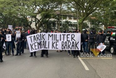 Demo tolak UU TNI di Kota Malang, Minggu (23/3/2025). (blok-a.com/Berril Labiq)