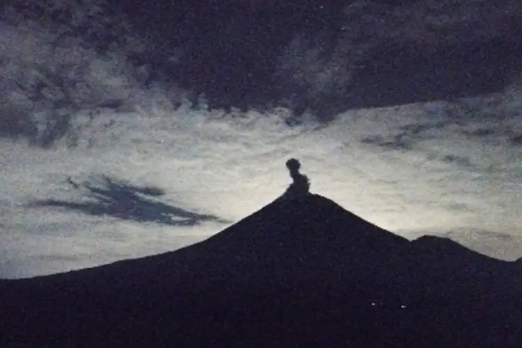 Visual erupsi Gunung Semeru dengan letusan setinggi 800 meter, Senin (31/3/2025).(Dok. PVMBG)