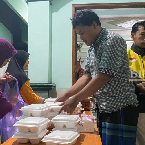 Jemaah mengambil nasi kotak untuk buka puasa di Masjid Nurul Huda, Tlogomas, Kota Malang (Mahasiswa Magang Unitri, Inok Jehalu)