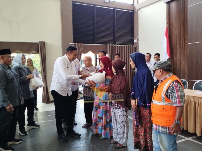 Wali Kota Malang, Wahyu Hidayat saat memberikan bingkisan bantuan kepada warga Ciptomulyo (blok-a.com / Yogga Ardiawan)