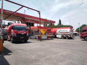 Truk Pertamina sebagai kendaraan untuk mengirim pasokan BBM menuju SPBU di Kota Malang (blok-a.com / Yogga Ardiawan)