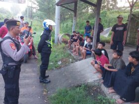 Teks: Polisi sedang memeriksa motor pemuda yang bermain petasan dan ditemukan bubuk petasan yang dibungkus plastik.(Blok-s.com/Syahrul Wijaya)