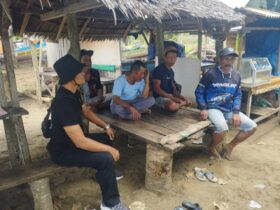 Caption : Personel Polsek Pesanggaran saat meminta keterangan pada teman korban, Insiden hilangnya seorang pemancing akibat di hantam ombak besar di Pulau Kembar, Pantai Rajekwesi, Minggu (16/3/2025)(blok-a.com/Kuryanto).
