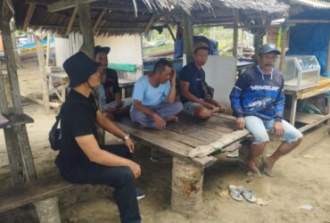 Caption : Personel Polsek Pesanggaran saat meminta keterangan pada teman korban, Insiden hilangnya seorang pemancing akibat di hantam ombak besar di Pulau Kembar, Pantai Rajekwesi, Minggu (16/3/2025)(blok-a.com/Kuryanto).
