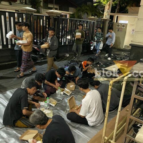 Jemaah yang sebagian besar mahasiswa perantauan di Malang buka bersama di masjid saat Ramadan (Mahasiswa Magang Unitri, Akroman)