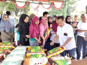 Bantuan beras yang diberikan oleh H M Ikhsan (putih) kepada warga sekitar Kelurahan Arjosari, Kecamatan Blimbing (dok/Istimewa)