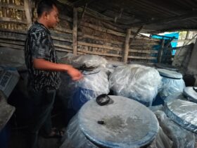 Pabrik pembuatan miras ilegal saat digerebek Polres Jombang.(Istimewa)