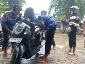 Siswa SMK YPI Darussalam 1 Cerme dari Jurusan Teknik Sepeda membantu warga yang kendaraannya mogok banjir. (Istimewa)