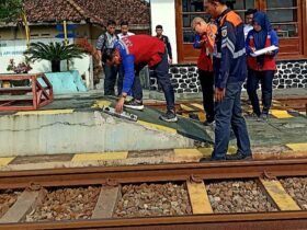 KAI Daop 7 Madiun bersama tim dari Regulator Perkeretaapian dan BTP Kelas I Surabaya melaksanakan pemeriksaan kelaikan dan kesiapan operasional (rampcheck). (dok.Humas KAI daop 7)