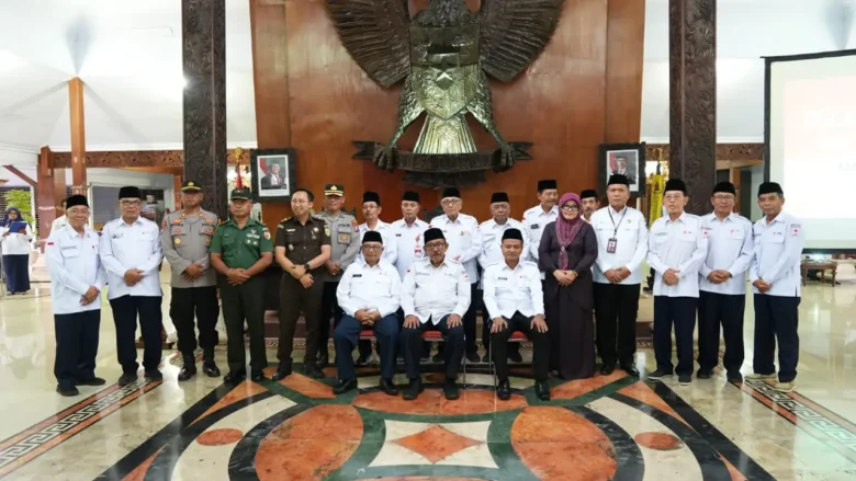 Wakil Ketua III DPRD Kabupaten Blitar, Hj. Susi Narulita Kumala Dewi mengahadiri pelantikan Dewan Kehormatan, Pengurus Kabupaten, dan Pengurus Kecamatan PMI Kabupaten Blitar untuk masa bhakti 2024-2029. (blok-a.com/Fajar)