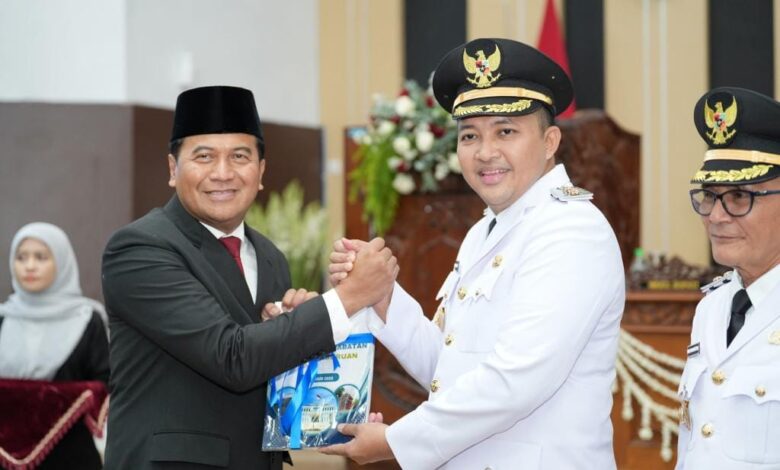 Bupati Pasuruan M Rusdi Sutejo, di Kantor DPRD Kabupaten Pasuruan.