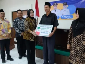Penyerahan serimonial bantuan permakanan yatim Kabupaten Sidoarjo.
