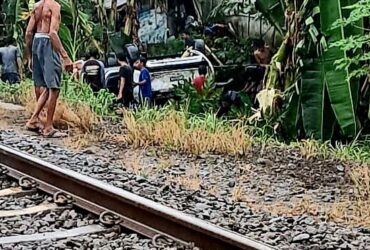 Honda HRV tertampar Kereta Api Singosari di perlintasan sebidang tanpa palang pintu di Jalan Raya Desa Sanankulon, Kecamatan Sanankulon, Kabupaten Blitar. (blok-a.com/Fajar)