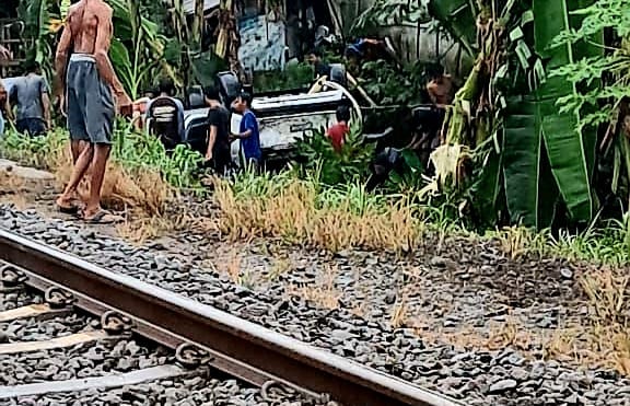 Honda HRV tertampar Kereta Api Singosari di perlintasan sebidang tanpa palang pintu di Jalan Raya Desa Sanankulon, Kecamatan Sanankulon, Kabupaten Blitar. (blok-a.com/Fajar)