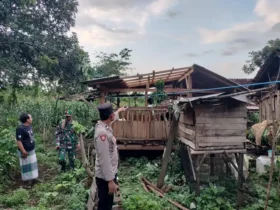 Proses pendataan rumah warga terdampak angin puting beliung di Dusun Karangbaru, Desa Alasbuluh, Kecamatan Wongsorejo, Banyuwangi, Rabu (12/3/2025).
