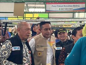 Wahyu Hidayat bersama Ali Muthohirin dan TPID Kota Malang saat melakukan kunjungan di Pasar Bunul (blok-a.com / Yogga Ardiawan)