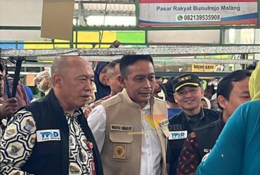Wahyu Hidayat bersama Ali Muthohirin dan TPID Kota Malang saat melakukan kunjungan di Pasar Bunul (blok-a.com / Yogga Ardiawan)