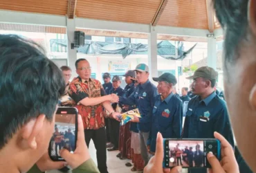 Wakil Bupati Gresik, dr. Asluchul Alif, turun langsung ke lokasi untuk menyerahkan bantuan untuk Nelayan yang Terdampak Cuaca Ekstrem.(Istimewa)