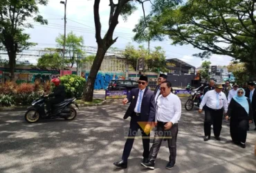 Wali Kota, Wahyu Hidayat bersama Kepala DPUPRPKP Kota Malang, Dandung Djulharjanto saat mengecek kawasan Jalan Sorkarno-Hatta (blok-a.com / Yogga Ardiawan)