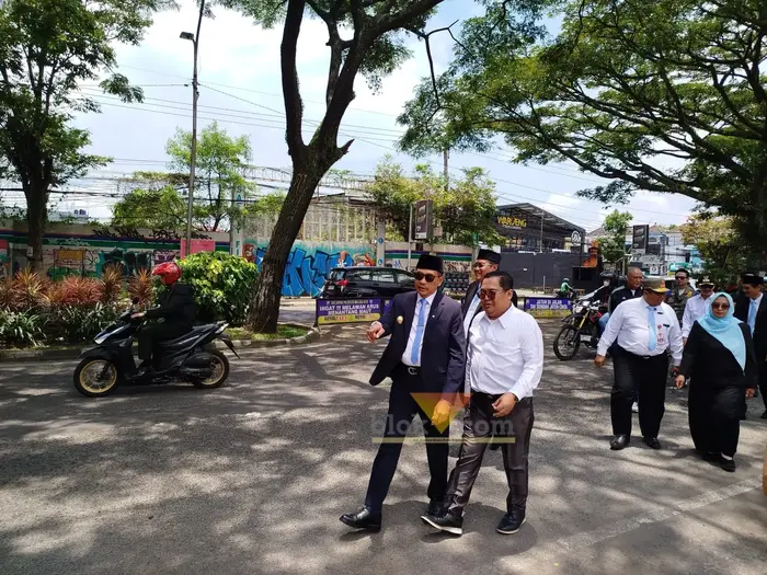 Wali Kota, Wahyu Hidayat bersama Kepala DPUPRPKP Kota Malang, Dandung Djulharjanto saat mengecek kawasan Jalan Sorkarno-Hatta (blok-a.com / Yogga Ardiawan)