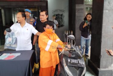 DS, Pelaku percobaan pencurian kendaraan bermotor bersama barang bukti kendaraan (blok-a.com / Yogga Ardiawan)