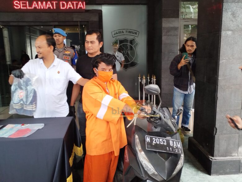 DS, Pelaku percobaan pencurian kendaraan bermotor bersama barang bukti kendaraan (blok-a.com / Yogga Ardiawan)