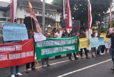 FOTO : GPI dan HIPAKAD menggelar aksi demonstrasi di depan Kantor DPRD Kota Blitar. (blok-a.com/Fajar)