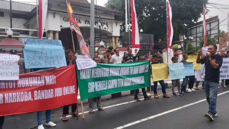 FOTO : GPI dan HIPAKAD menggelar aksi demonstrasi di depan Kantor DPRD Kota Blitar. (blok-a.com/Fajar)