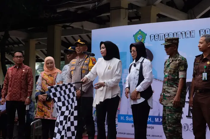 Pemberangkatan 1400 warga peserta mudik gratis di Alun-alun Sidoarjo.