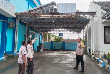 FOTO : Kanopi pelabuhan Tambakrejo terbang, kaca gedung pecah akibat angin puting beliung. (blok-a.com/Fajar)