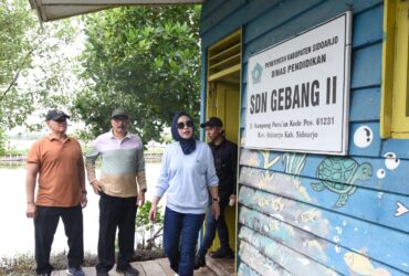 Teks foto : Wakil Bupati Sidoarjo, Mimik Idayana, bagikan sembako di Kelurahan Gebang, Sidoarjo
