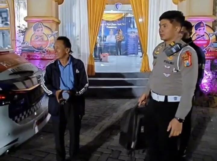 Jariman, asal Desa Sememi, Benowo, Surabaya, meminta bantuan di Pos Mudik Polres Gresik.(Istimewa)