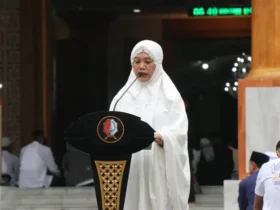 Wakil Bupati Bojonegoro Hj. Nurul Azizah memberikan sambutan jelang pelaksanaan salat Idulfitri 2025.
