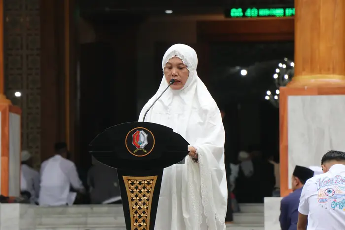 Wakil Bupati Bojonegoro Hj. Nurul Azizah memberikan sambutan jelang pelaksanaan salat Idulfitri 2025.