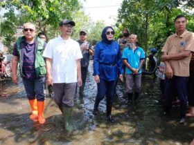 Editan Pewarta : Fahmi Rosyidi Judul : Pemkab Sidoarjo Beri Bantuan Sembako Korban Banjir Sidoarjo, Blok-a.com - Memasuki hari pertama bulan suci Ramadan, Wakil Bupati Sidoarjo, Mimik Idayana, mengunjungi warga terdampak banjir di tiga lokasi berbeda, yakni Desa Balongdowo, Desa Balonggabus, Kecamatan Candi, dan Perum Bumi Citra Fajar Golf (CFG) Kecamatan Sidoarjo. Dalam kunjungannya ini, Mimik Idayana bersama Forkopimda Sidoarjo menyalurkan bantuan sosial berupa sembako kepada warga terdampak banjir. Pemberian bantuan sembako ini bertujuan untuk meringankan beban bagi warga yang terkena musibah banjir. "Ada sekitar 500 warga dari 3 RT yang rumahnya terendam banjir kita berikan bantuan sembako," ujar Mimik Idayana, saat kunjungannya di CFG Sidoarjo, Sabtu (1/3/2025). Dia berharap warga lebih bersabar, karena musibah banjir yang terjadi akibat air laut meluap ini, Pemda masih terus berupaya menangani dengan menambah mesin pompa. Mimik meminta OPD terkait agar bergerak cepat menangani banjir yang sudah terjadi selama hampir sepekan ini. Salah satunya adalah pengiriman bantuan mobil pompa yang ditempatkan di fasum. "Untuk menjalankan mesin rumah pompa, kami juga menyediakan bantuan BBM solarnya," ujarnya. "Pemkab Sidoarjo akan terus berkoordinasi dengan semua pihak untuk mencari solusi jangka panjang. Tujuannya untuk mengantisipasi terulangnya bencana serupa di masa mendatang," tambahnya. Pihaknya akan melakukan evaluasi menyeluruh terkait penyebab banjir ini. Termasuk normalisasi sungai dan saluran air yang tersumbat. Pihaknya juga mengimbau masyarakat agar tetap waspada di musim penghujan. Sementara itu Kepala PUBMSDA Sidoarjo, Dwi Eko Saptono, menyampaikan upaya Pemkab Sidoarjo adalah memberikan solusi dengan membuat long storage. Dengan long storage itu akan bisa membantu mengurangi debit air. Sedangkan untuk upaya lain, pihaknya akan melakukan survei ketinggian sungai. Pemerintah Kabupaten Sidoarjo berkomitmen untuk terus memantau perkembangan situasi di lapangan dan memastikan semua warga yang terdampak mendapat bantuan yang memadai. Harapannya, masyarakat dapat segera pulih dari musibah ini dan kembali menjalani aktivitas seperti biasa. (Fah)