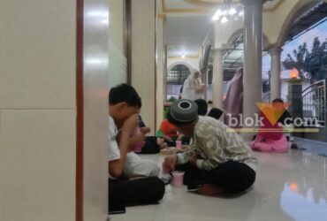 Kebersamaan anak-anak di Masjid Miftahul Jannah saat buka bersama di Bulan Ramadan, Sabtu (1/3/2025) (Mahasiswa Magang Unitri)