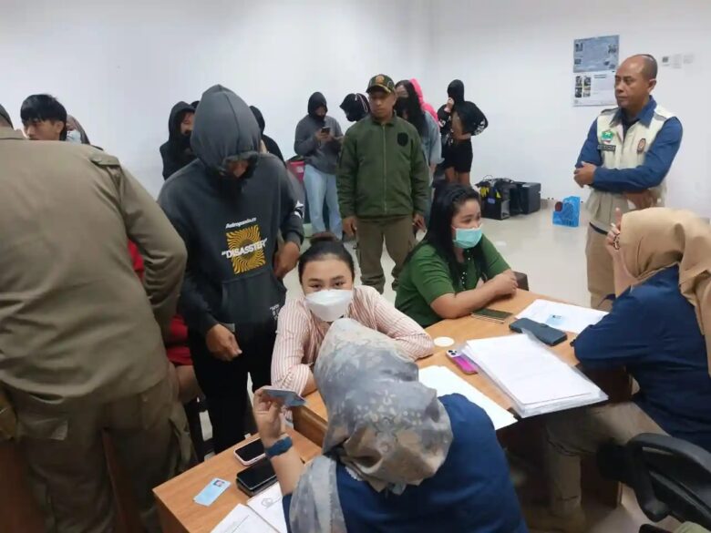 Pendataan pasangan tidak resmi setelah razia rumah kos yang digelar oleh Satpol PP Kota Malang (dok/SatpolPP)