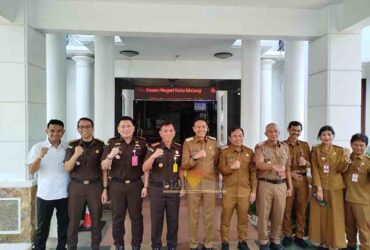 Wali Kota Malang, Wahyu Hidayat bersama Wakil Wali Kota Malang, Ali Muthohirin saat berkunjung ke Kejaksaan Negeri Kota Malang (blok-a.com / Yogga Ardiawan)